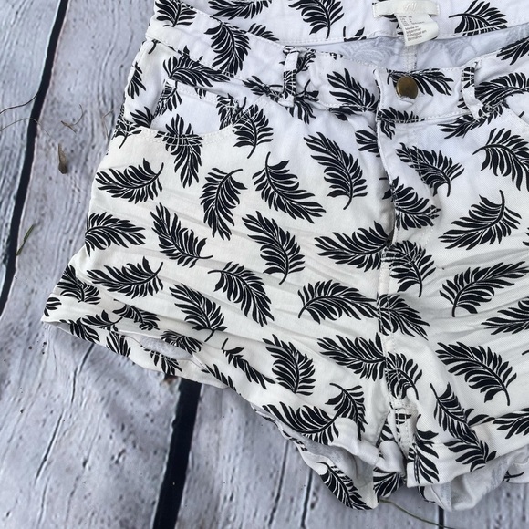 𝅺h&m Leafy Print Short Shorts - Picture 3 of 12